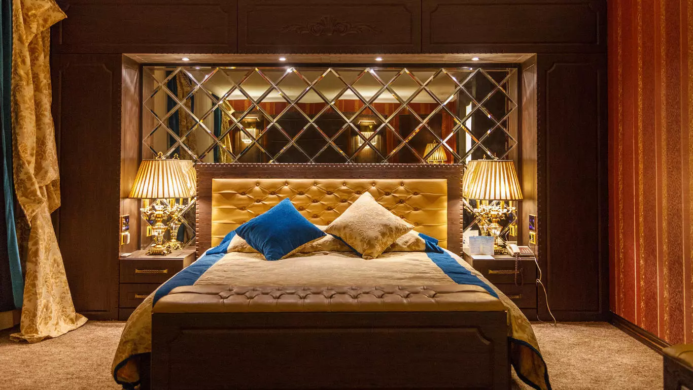 Laleh Hotel