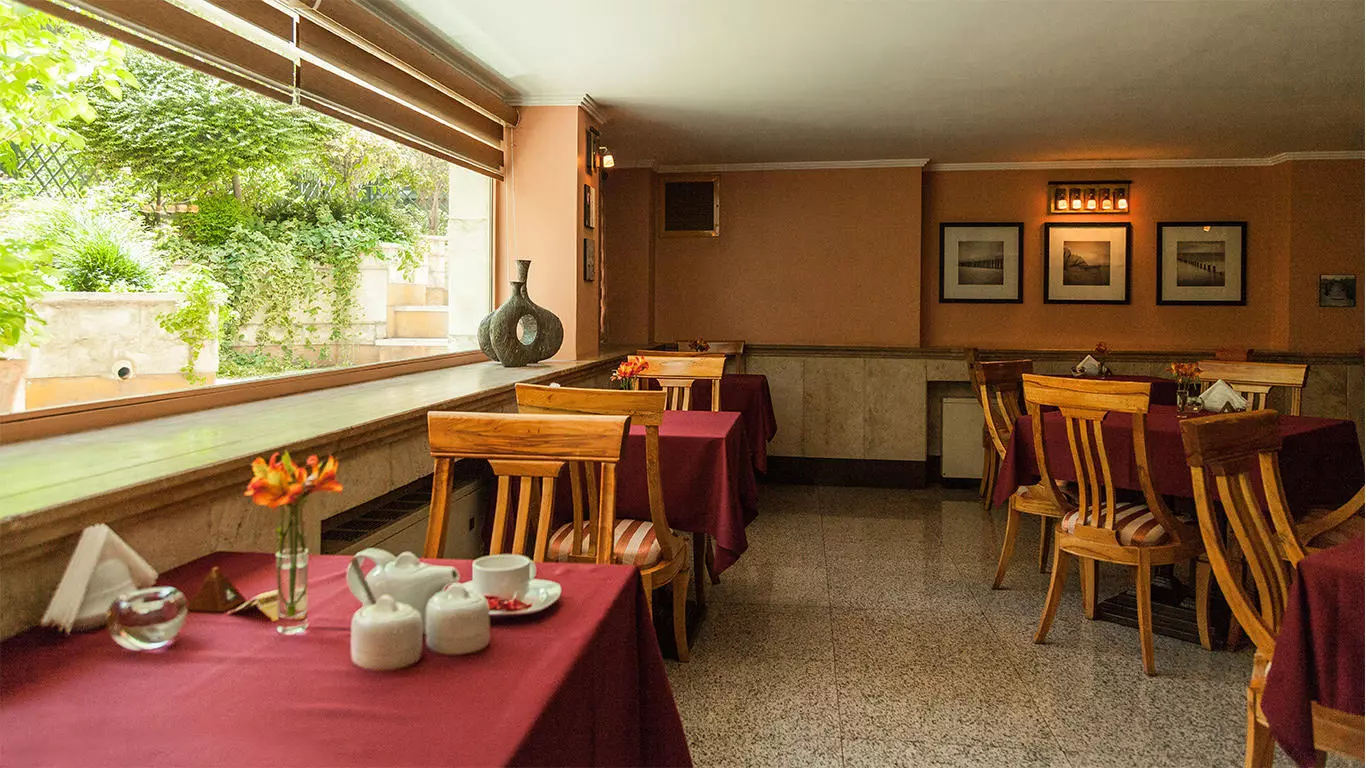 Eskan Forsat Hotel