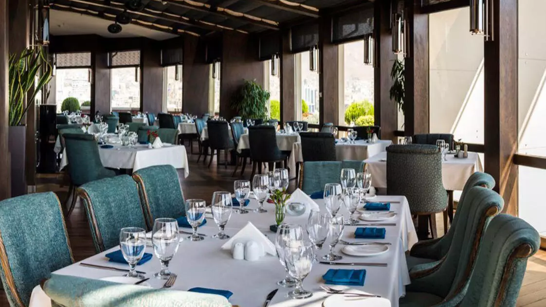 Eskan Alvand Hotel