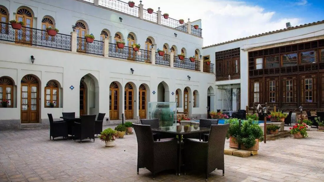 Atigh Traditional Hotel