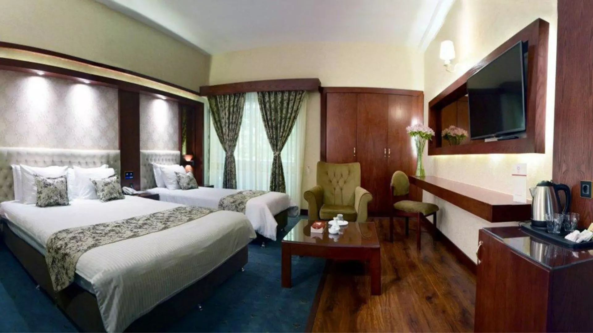 Pardisan Hotel