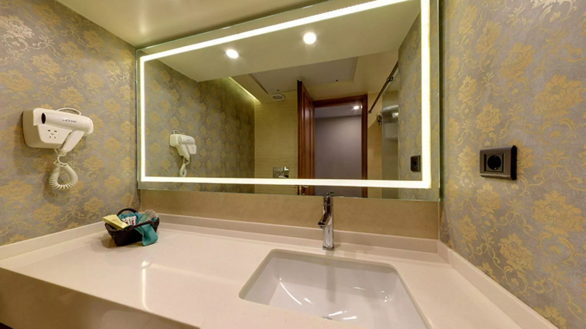 Kowsar Hotel