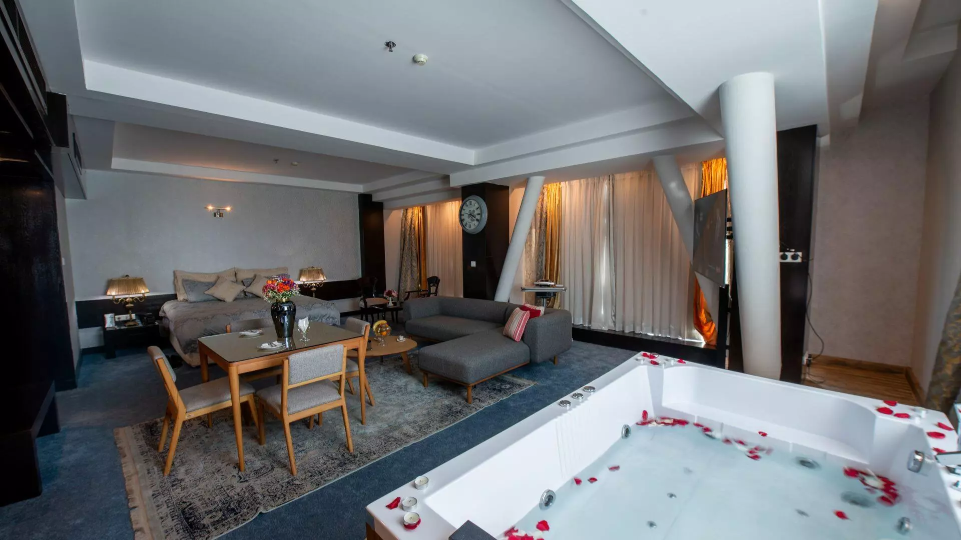 Chamran Grand Hotel
