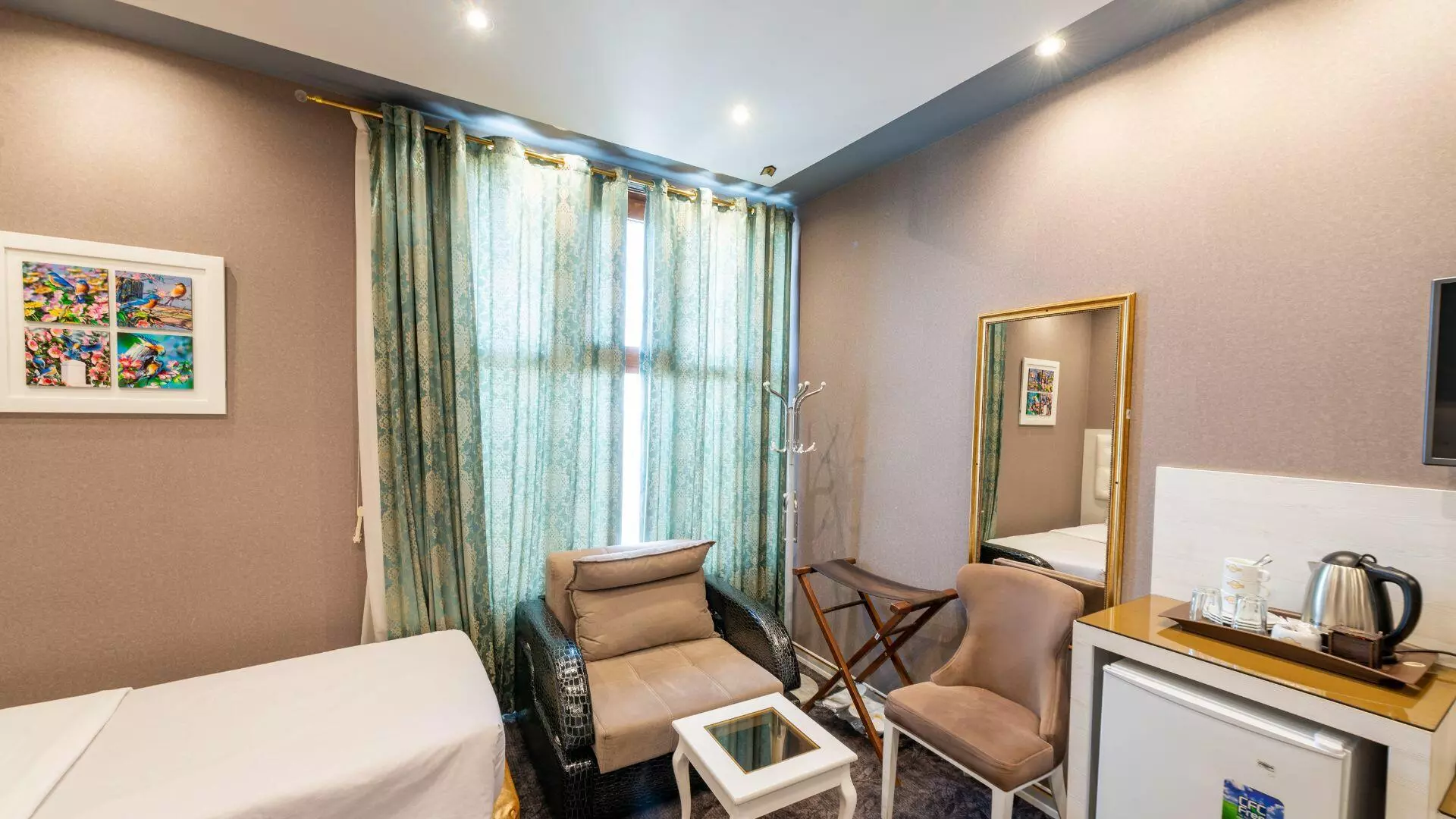 Khajoo Hotel