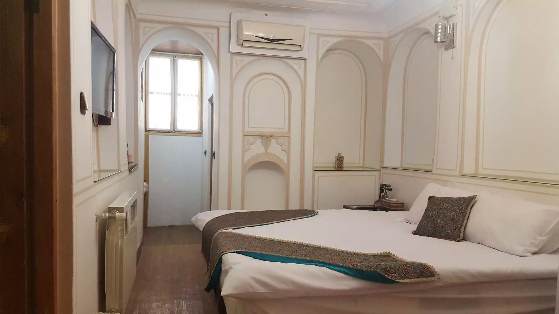 Atigh Traditional Hotel
