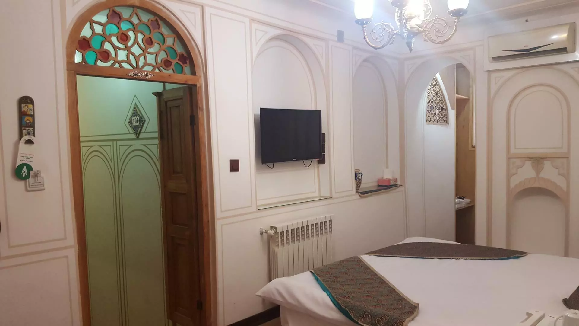 Atigh Traditional Hotel