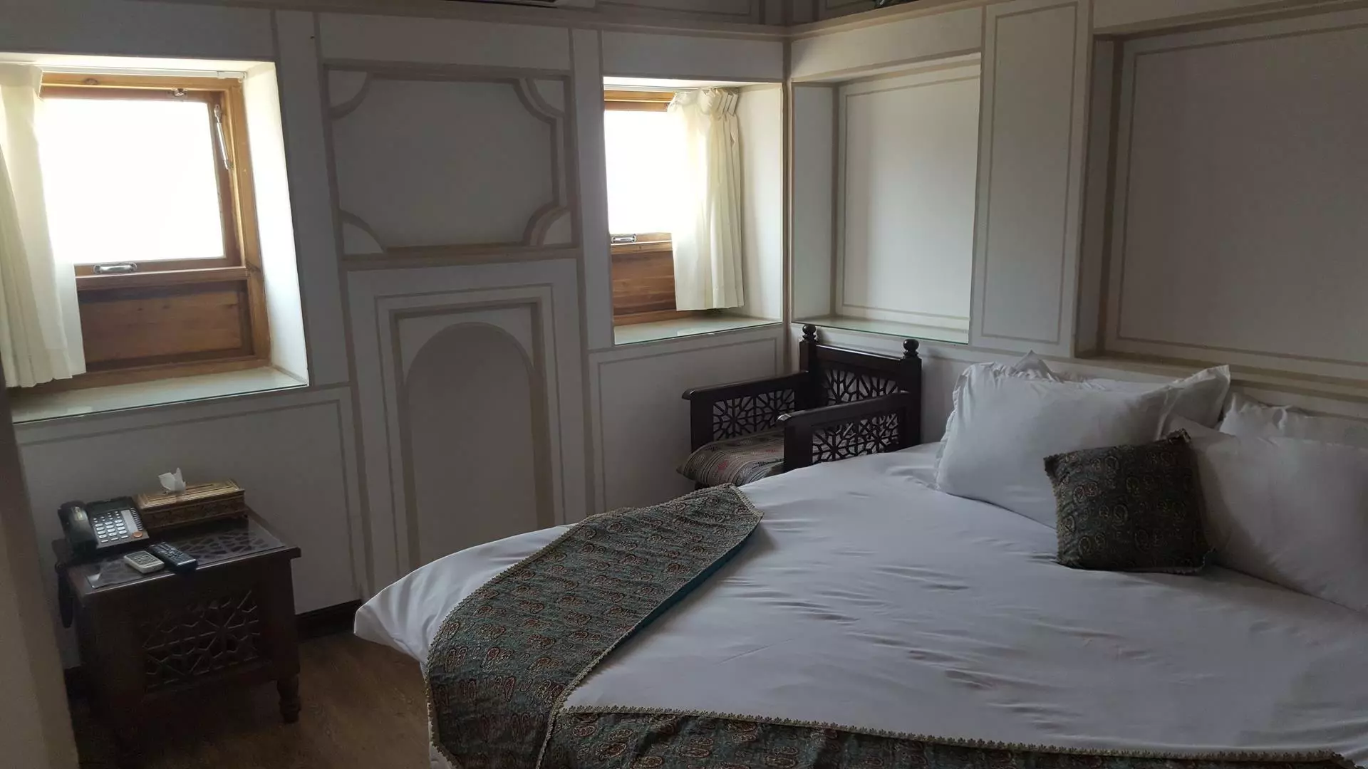 Atigh Traditional Hotel
