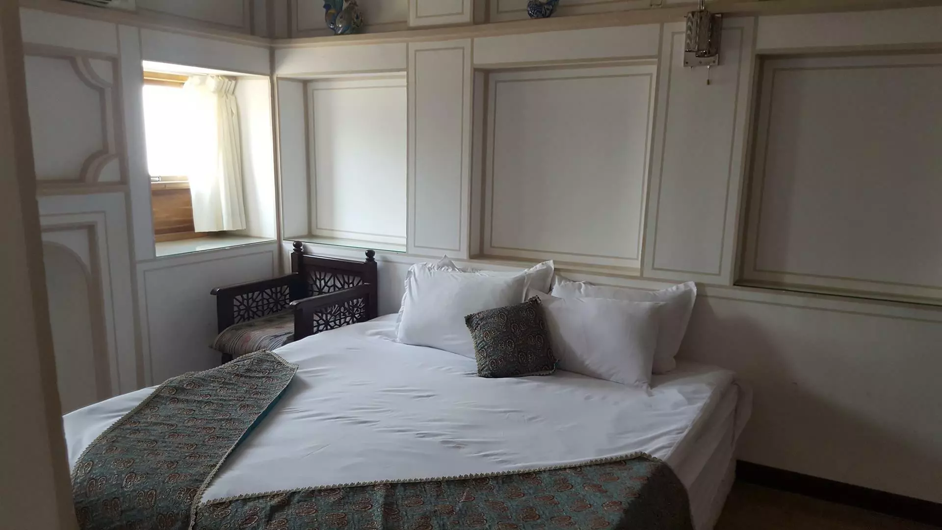 Atigh Traditional Hotel