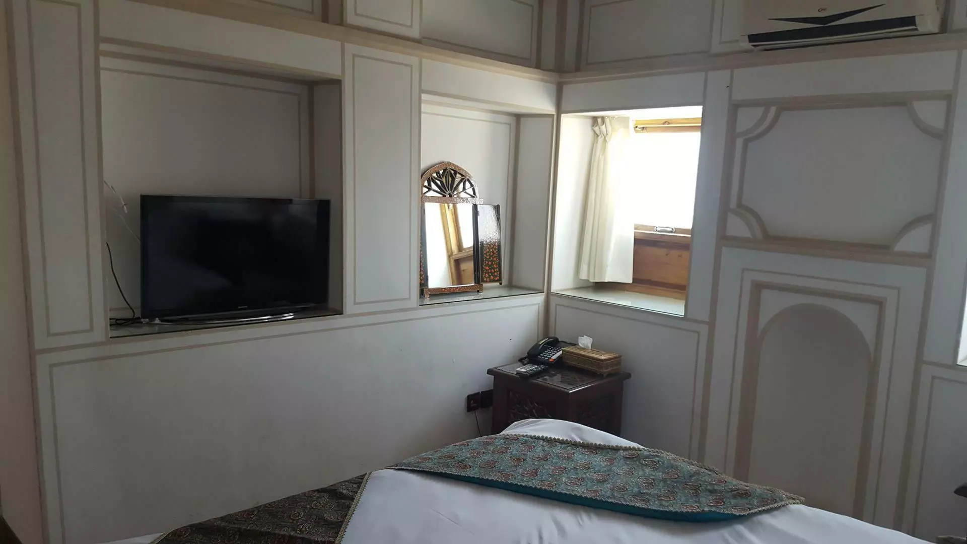 Atigh Traditional Hotel