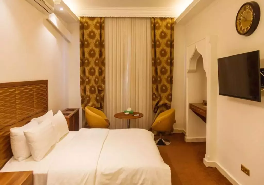 Karoon Hotel