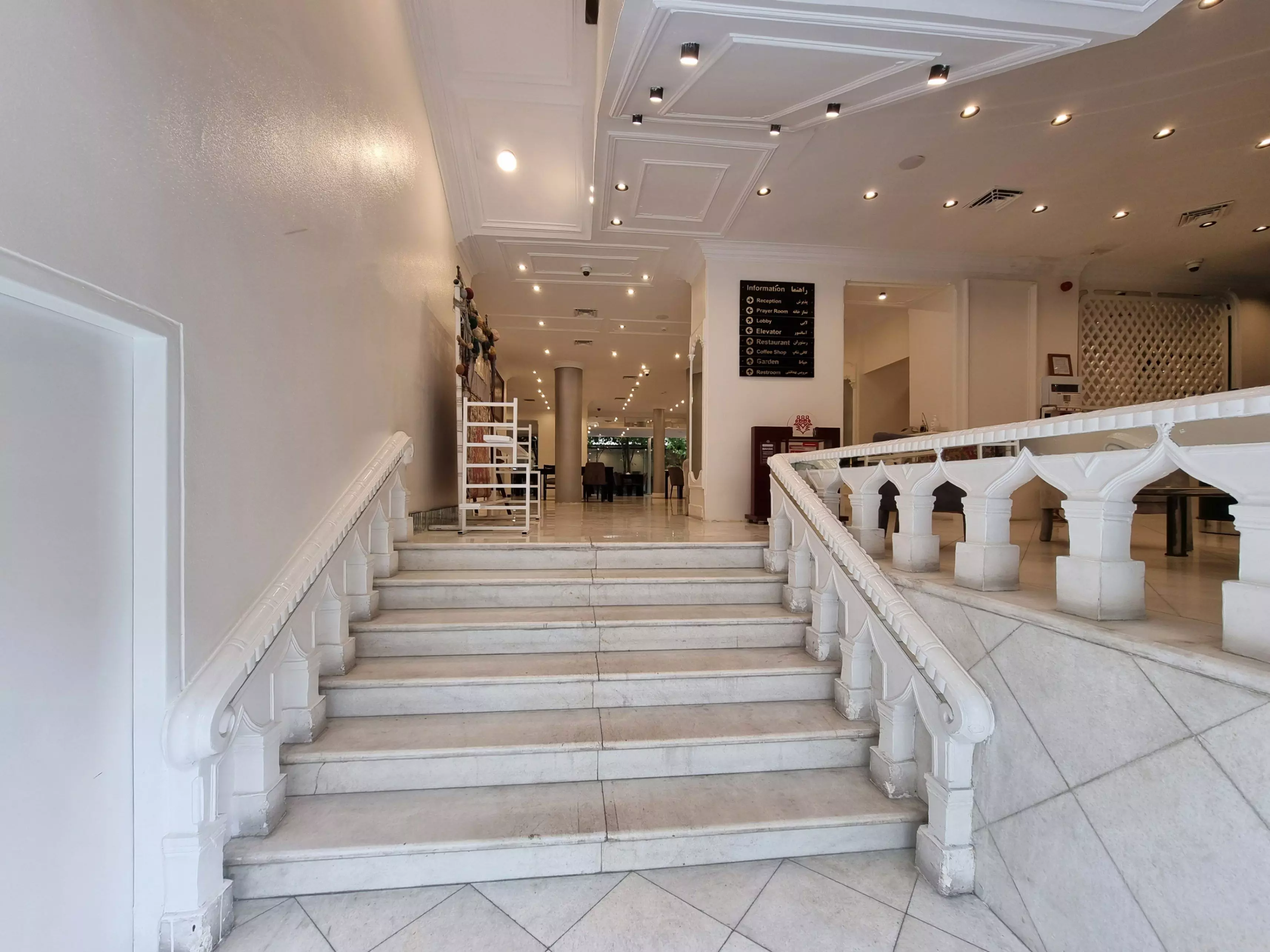 Karoon Hotel