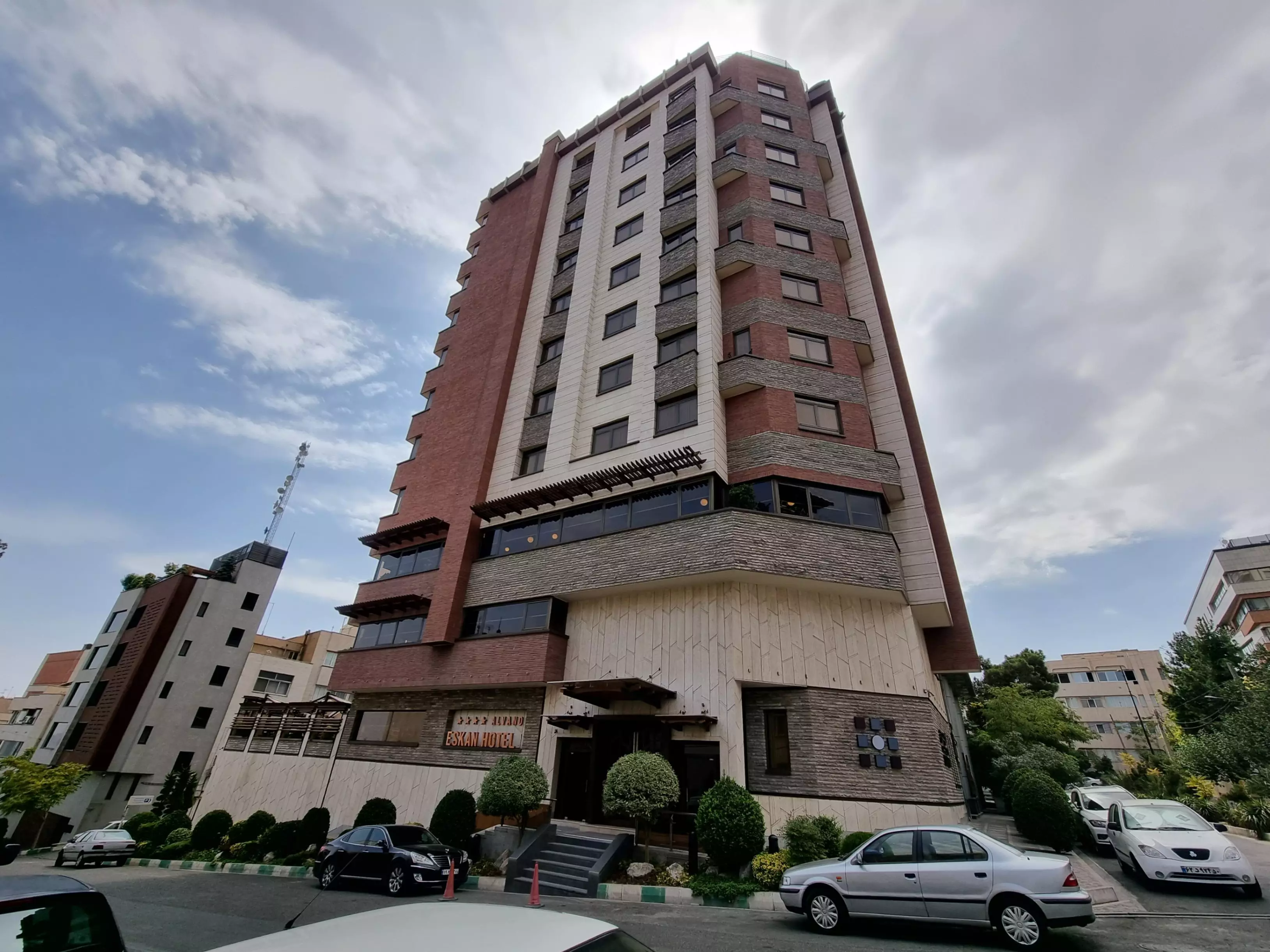 Eskan Alvand Hotel